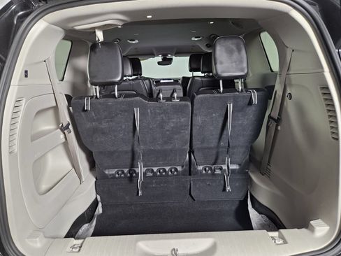 Used 2023 Chrysler Pacifica Touring-L FWD image 27