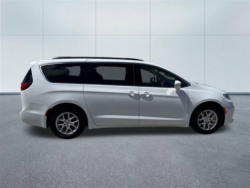 Used 2022 Chrysler Pacifica Touring-L image 6