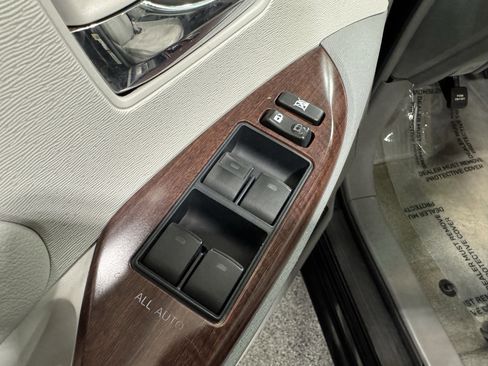 Used 2013 Toyota Sienna XLE image 21