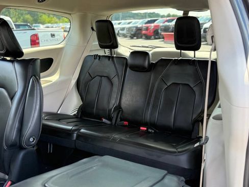 Used 2023 Chrysler Pacifica Touring-L FWD image 18