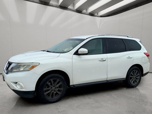 Used 2013 Nissan Pathfinder SV w/ Trailer Tow Pkg FWD image 2