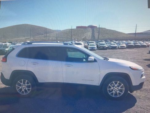 Used 2018 Jeep Cherokee Latitude w/ Safety Group AWD/4WD image 11
