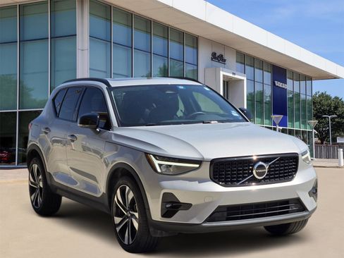 Used 2023 Volvo XC40 B5 Plus image 2