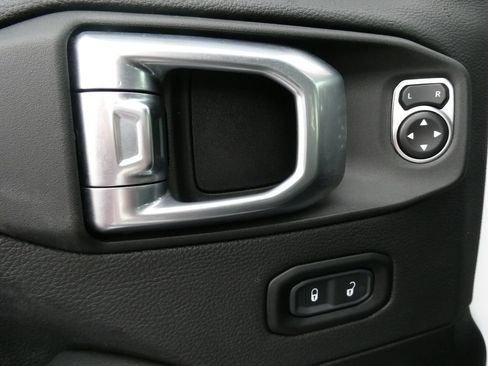 Used 2023 Jeep Gladiator Mojave w/ Cold Weather Group AWD/4WD image 25