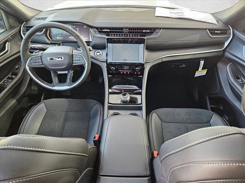 New 2025 Jeep Grand Cherokee Altitude image 15