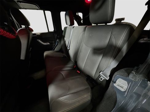 Used 2018 Jeep Wrangler Unlimited Sahara w/ Connectivity Group image 18