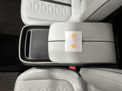 Used 2024 Rivian R1S Adventure image 31