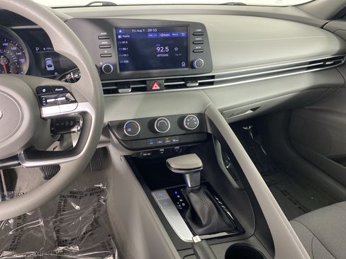 Used 2021 Hyundai Elantra SE FWD image 26