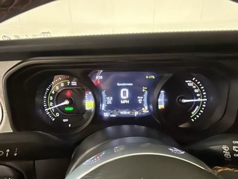 Used 2024 Jeep Wrangler Unlimited Sahara AWD/4WD image 17