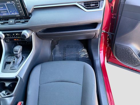 Used 2020 Toyota RAV4 LE image 17