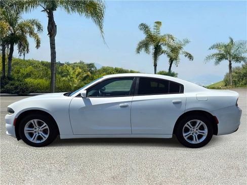 Used 2018 Dodge Charger SXT RWD image 2