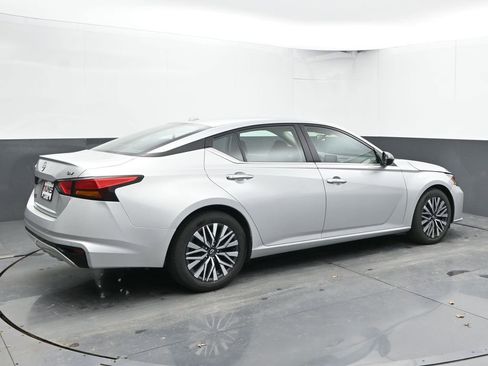 Used 2024 Nissan Altima 2.5 SV image 11