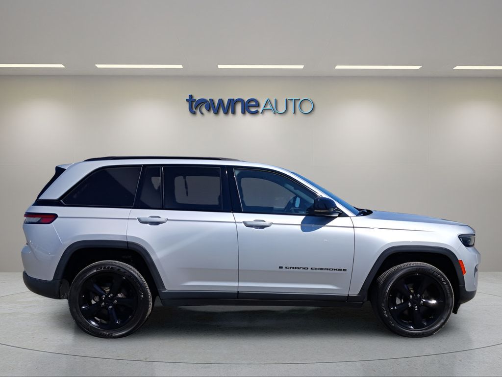 Used 2023 Jeep Grand Cherokee Altitude AWD/4WD image 6