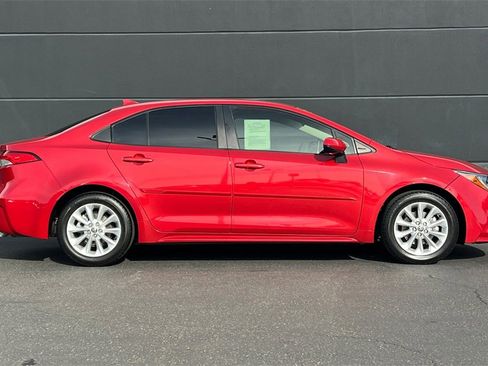 Used 2020 Toyota Corolla LE image 4