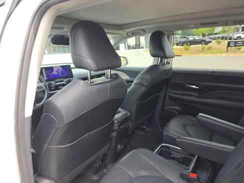 Used 2024 Toyota Grand Highlander AWD image 16