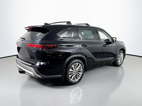 New 2026 Toyota Highlander Platinum image 8