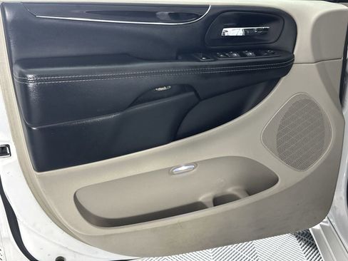 Used 2019 Dodge Grand Caravan SXT w/ Rear Park Assist Package FWD image 29