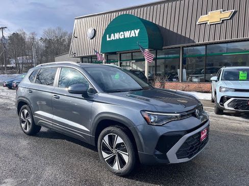 New 2026 Volkswagen Taos SE image 1