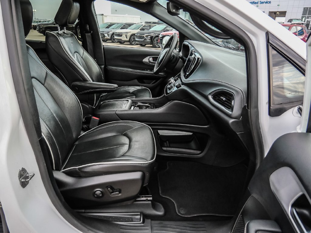 Used 2025 Chrysler Pacifica Limited FWD image 16