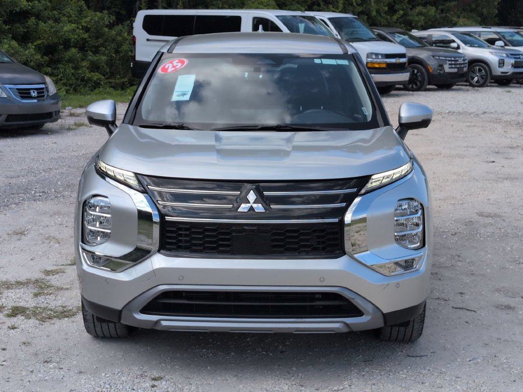 Used 2025 Mitsubishi Outlander SE FWD image 2