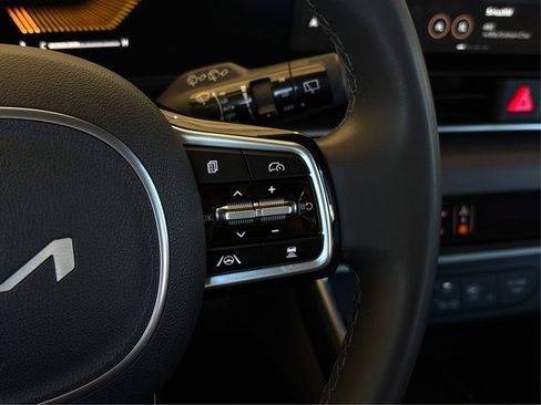 Used 2025 Kia Carnival EX image 29