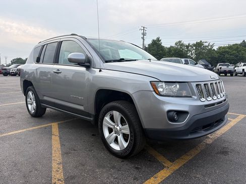 Used 2016 Jeep Compass Latitude AWD/4WD image 4