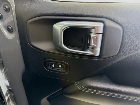 Used 2018 Jeep Wrangler Unlimited Sahara image 31