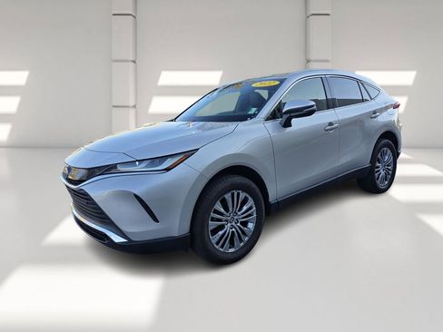 Used 2022 Toyota Venza LE image 8