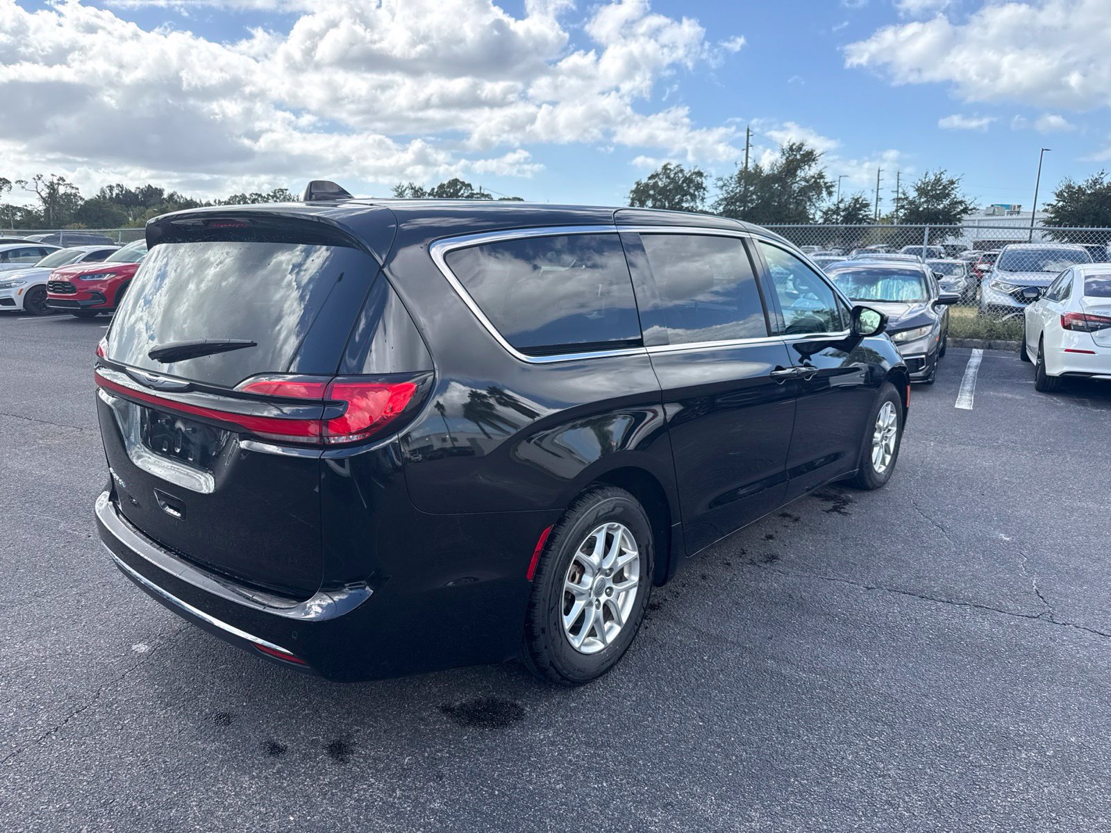 Used 2024 Chrysler Pacifica Touring-L FWD image 7