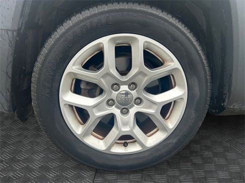 Used 2016 Jeep Renegade Latitude image 14