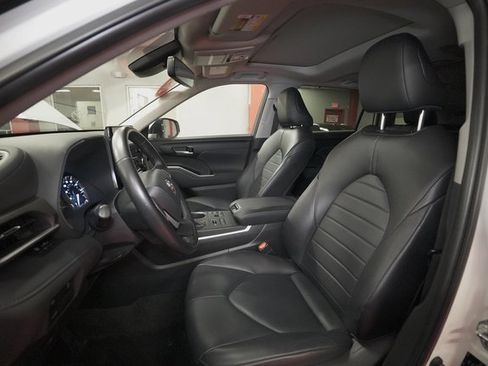 Used 2023 Toyota Highlander XLE image 11