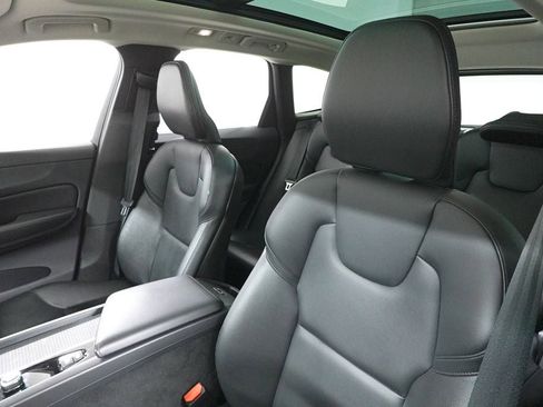 Used 2023 Volvo XC60 B5 Core image 11