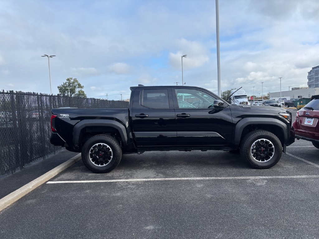 Used 2026 Toyota Tacoma TRD Off-Road w/ TRD Off Road Upgrade Package AWD/4WD image 2