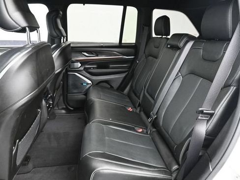 Used 2023 Jeep Grand Cherokee Overland w/ Luxury Tech Group IV AWD/4WD image 28