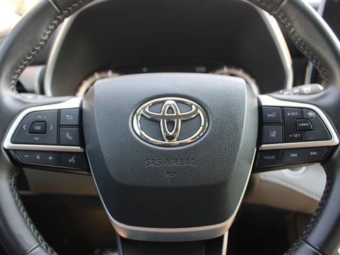 Used 2024 Toyota Highlander XLE FWD image 15