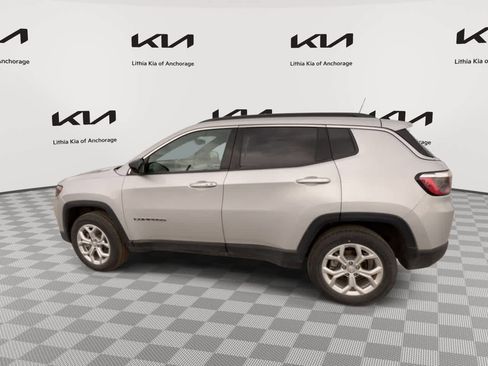 Used 2024 Jeep Compass Latitude AWD/4WD image 7