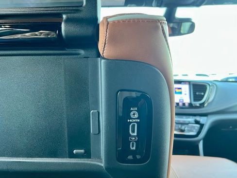 Used 2026 Chrysler Pacifica Pinnacle image 15
