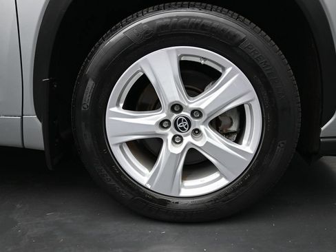 Used 2022 Toyota Highlander L AWD/4WD image 10