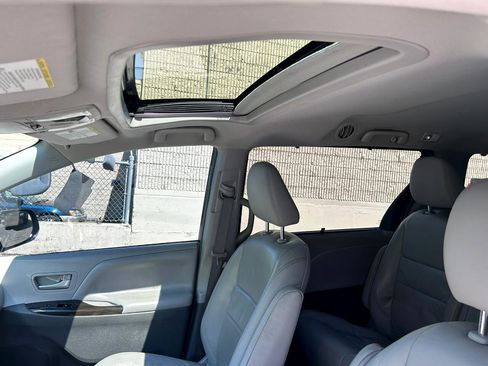 Used 2018 Toyota Sienna XLE image 11