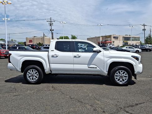 Used 2025 Toyota Tacoma SR5 w/ SR5 Upgrade Package AWD/4WD image 8
