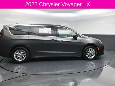 Used 2022 Chrysler Voyager LX image 4