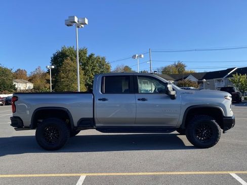 Used 2024 Chevrolet Silverado 2500 ZR2 w/ Technology Package image 6