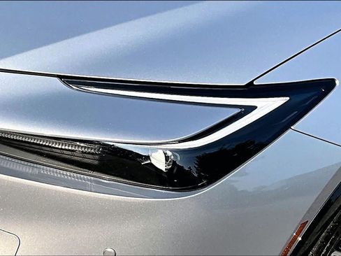 Used 2024 Toyota Prius XLE FWD image 28