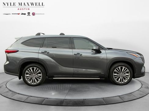 Used 2022 Toyota Highlander Platinum image 17
