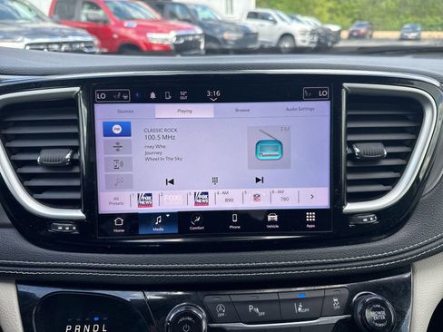 Used 2022 Chrysler Pacifica Touring-L FWD image 9