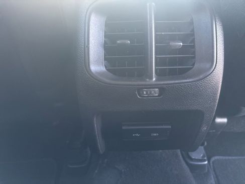 Used 2019 Jeep Cherokee Latitude Plus w/ Cold Weather Group image 10