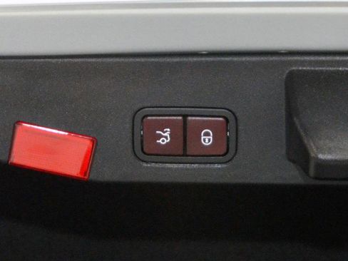 Used 2016 Mercedes-Benz SL 550 550 w/ Driver Assistance Package image 33