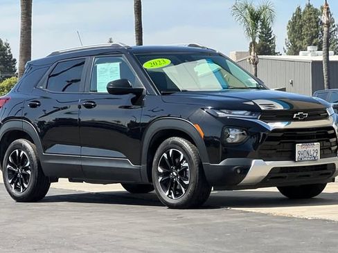 Used 2023 Chevrolet TrailBlazer LT w/ Convenience Package FWD image 2
