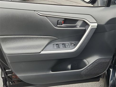 Used 2021 Toyota RAV4 SE image 12