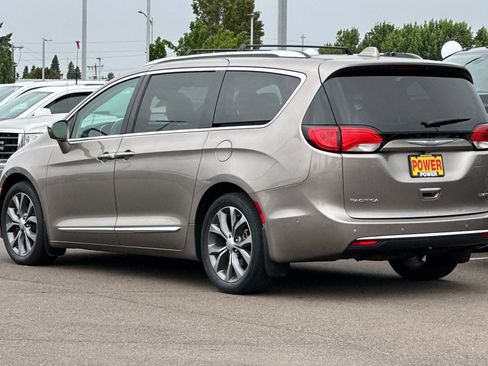 Used 2017 Chrysler Pacifica Limited FWD image 6